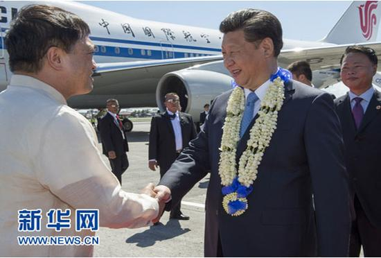 　　图为：2015年11月17日，国家主席习近平抵达菲律宾首都马尼拉尼诺·阿基诺国际机场，出席即将举行的亚太经合组织第二十三次领导人非正式会议。菲律宾高级官员到机场迎接习近平主席。新华社记者李学仁摄