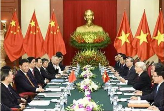 图为：2015年11月5日至6日习近平在河内同越共中央总书记阮富仲举行会谈