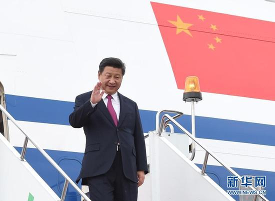 　　图为：2015年7月8日，国家主席习近平乘坐专机抵达乌法，应俄罗斯联邦总统普京邀请，出席金砖国家领导人第七次会晤和上海合作组织成员国元首理事会第十五次会议。新华社记者谢环驰摄