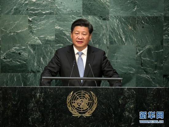 　　图为：2015年9月28日，国家主席习近平在纽约联合国总部出席第70届联合国大会一般性辩论并发表题为《携手构建合作共赢新伙伴同心打造人类命运共同体》的重要讲话。 新华社记者 庞兴雷 摄