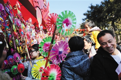 昨日，北京地坛庙会，卖风车的摊位。