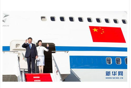 　　图为：2015年9月22日，国家主席习近平抵达美国华盛顿州最大城市西雅图，开始对美国进行国事访问。这是习近平和夫人彭丽媛步出舱门。 新华社记者黄敬文摄