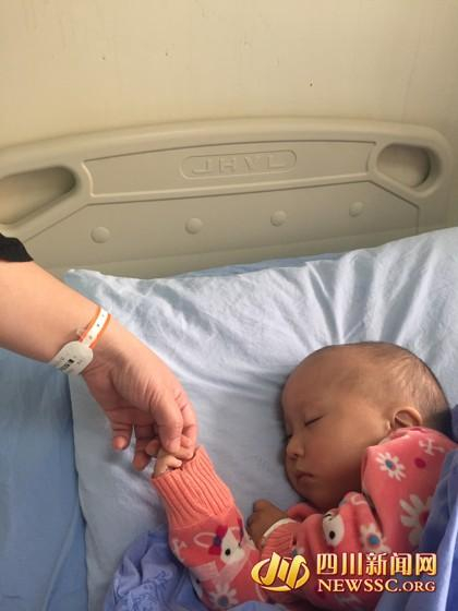 小思徐睡觉的时候，也一直拉着妈妈的手