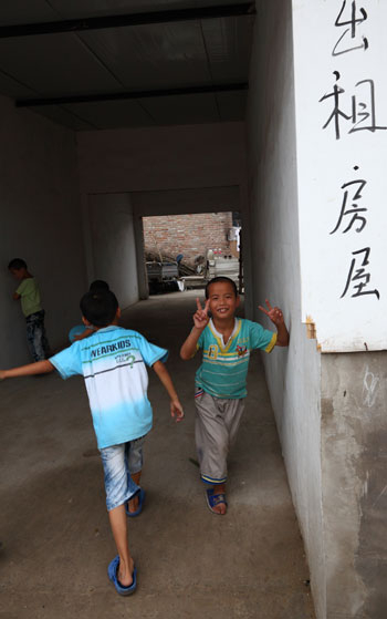 打工子弟多租住在城乡接合部的农民房里。视觉中国供图（资料图片）