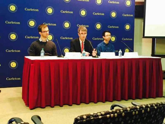 罗家伦（右一）坐在发布席上。广州天河中学提供