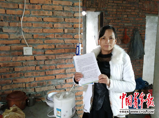 　　为了帮助儿子申诉，刘大蔚的父母从老家四川来到福建打工，住在月租金200元的毛坯房里。图为刘大蔚的母亲胡国继。本报记者 卢义杰 摄