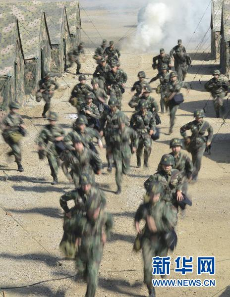 2016年1月6日，在野外训练的火箭军某部官兵快速出动奔赴战位。新华社发（朱伟 摄）