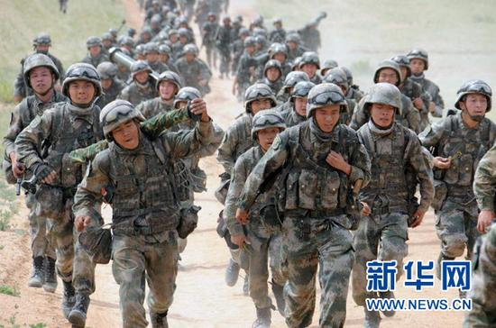 　　2015年6月3日，参加“跨越—2015·朱日和A”演习的陆军第1集团军某步兵旅正在进行徒步武装奔袭10公里课目考核。新华社记者 黎云 摄