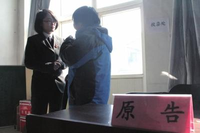 法官助理向谷老太解释法律（左图）。法院供图