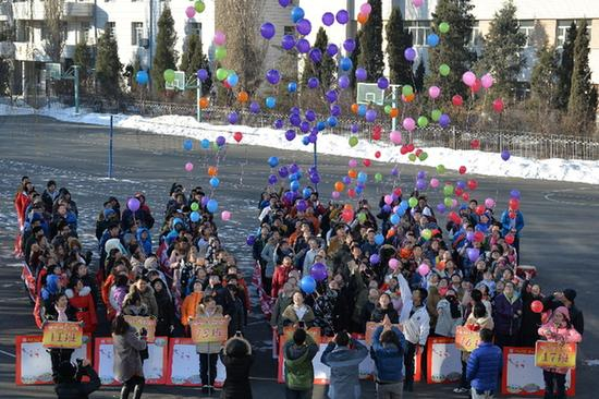 哈尔滨市第六中学校举行了高考百日冲刺誓师活动。