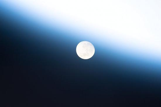 工作一天之后，斯科特·凯利给月亮拍了张照片，并说：“晚安”