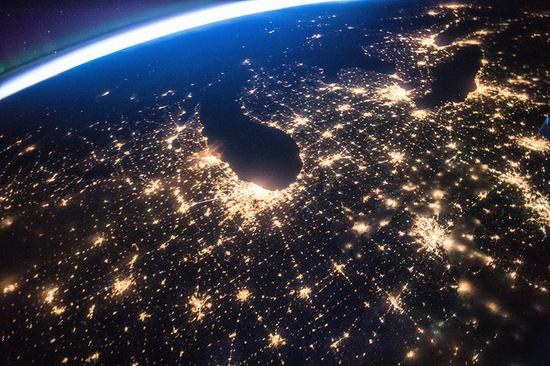 当飞船到芝加哥上方时，斯科特·凯利拍了张照片，并发Twitter说：“早上好，芝加哥！”