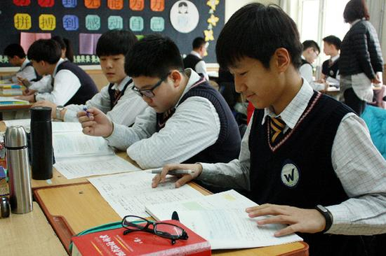 开学首日，“假期模式”转换到“学习模式”。