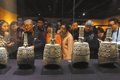 昨天，观众们在展台前驻足欣赏编钟。