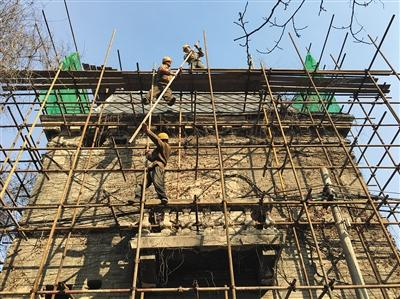 昨日，朝内大街81号院正在施工。新京报记者 李相蓉 摄