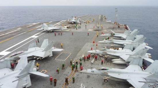 　　美日两国2013年11月28日在日本南部海域举行联合军演。美国尼米兹级核动力航母乔治·华盛顿号参加军演。