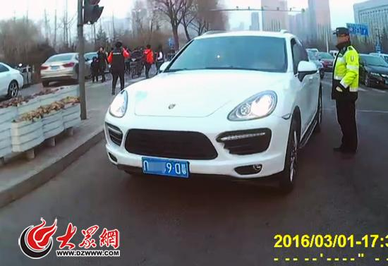 白色保时捷的车牌反装，驾驶员因此被记12分