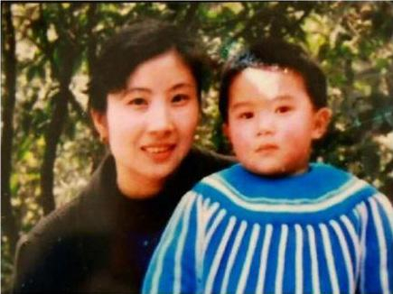 　　据央视新闻2016年2月21日报道，1991年，张雪霞3岁的儿子宋彦智在爷爷家门口玩雪时被一个黑衣男子强行抱走。人贩三个月后被警方抓获，但直至被枪毙都没交代宋彦智的具体下落。而后，张雪霞的爱人宋怀南踏上了漫长的寻子之路。图为张雪霞与儿子。