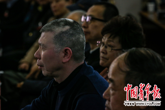 　　3月7日，全国政协委员冯小刚在小组讨论时说，中国每年生产700多部电影，4000多集电视剧，需要大量影视专业技工。但目前除导演和演员外，其他岗位人员基本没有受过专业培训。他建议创办影视技工学校，培养技术人才。中国青年报·中青在线记者 赵迪/摄