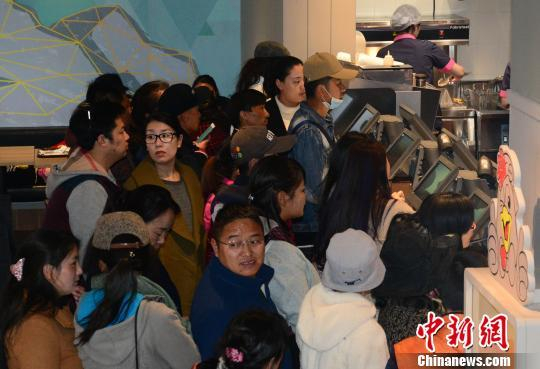 3月8日，西藏首家肯德基在“圣城”拉萨市开门迎客，店内柜台前人头攒动。　