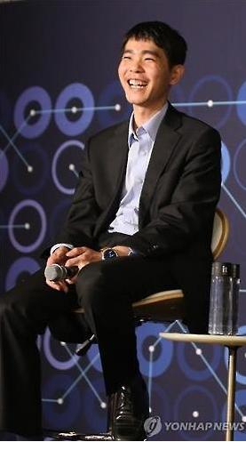 13日，终于战胜“阿尔法围棋”的李世石九段喜笑颜开。（韩联社）