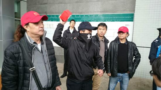 民间团体庭外抗议