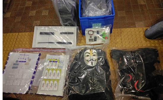 警方在黄台仰住所查获的物品、53万元(港币)现金