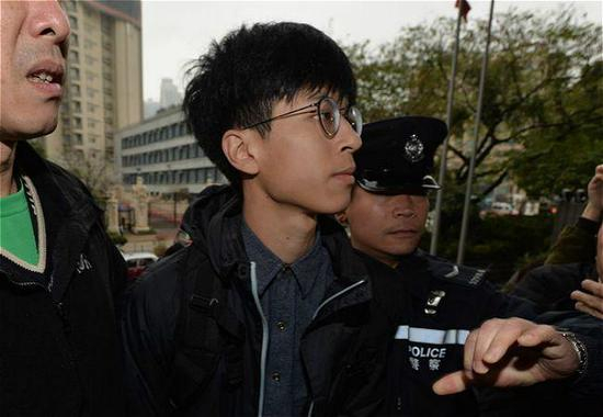 黄台仰到九龙城法院应讯