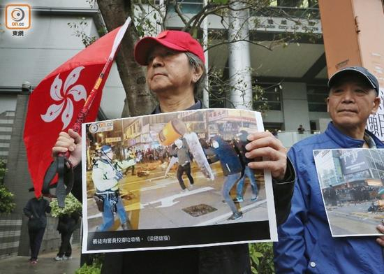 抗议者展示旺角暴乱中暴徒袭击警方图片