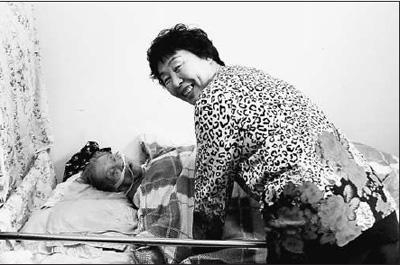 二〇一五年，万春春在照顾赵湘南老人。