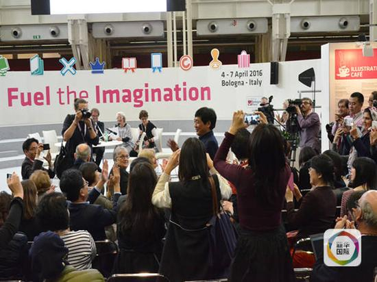 曹文轩获奖后起身向观众致意