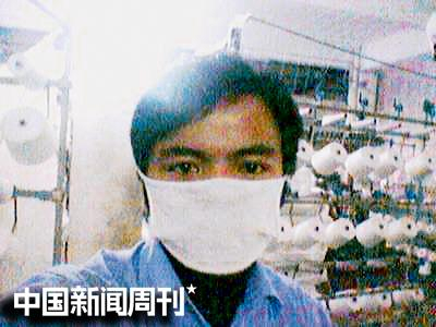 张正在广东普宁市沙河镇轻纺厂的工作照。图|受访者提供