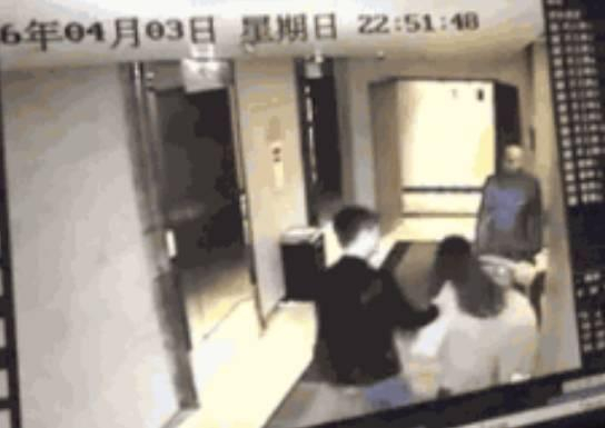 在微博上，“弯弯”新注册了一个账号：“弯弯_2016”，详细介绍了整个事件的过程。