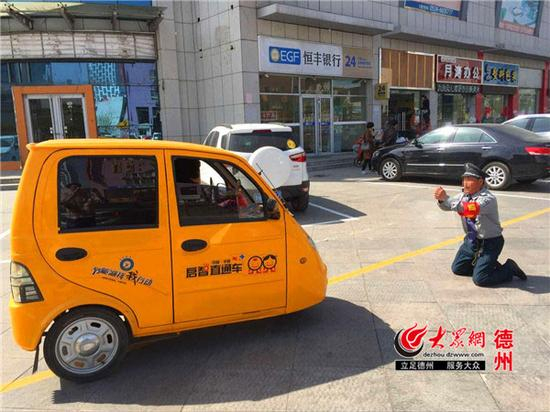 付重明向市民下跪磕头 请求配合他工作