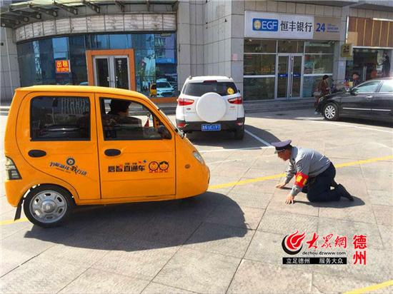 见市民不听劝导 付重明接连磕头