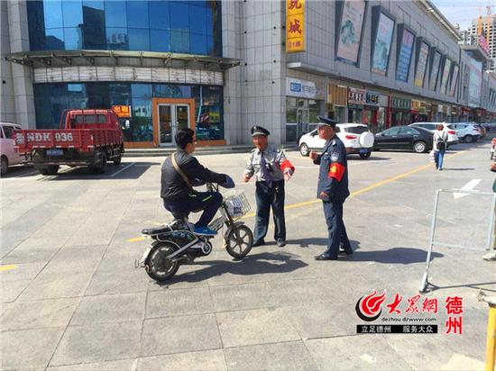 多数市民经劝导后自觉退出