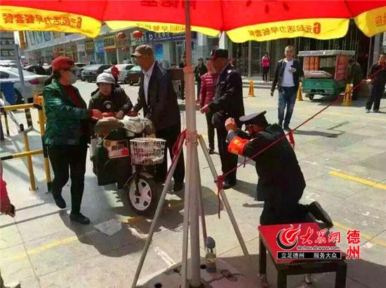 网传付重明跪劝市民的照片