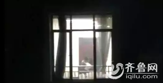 教室里一对男女当场激情迸发做着各种不雅的亲昵动作