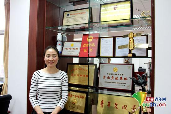 王鹏鹏在中国航天科技集团第五研究院载人航天总体部会议室里接受中国青年网记者专访。
