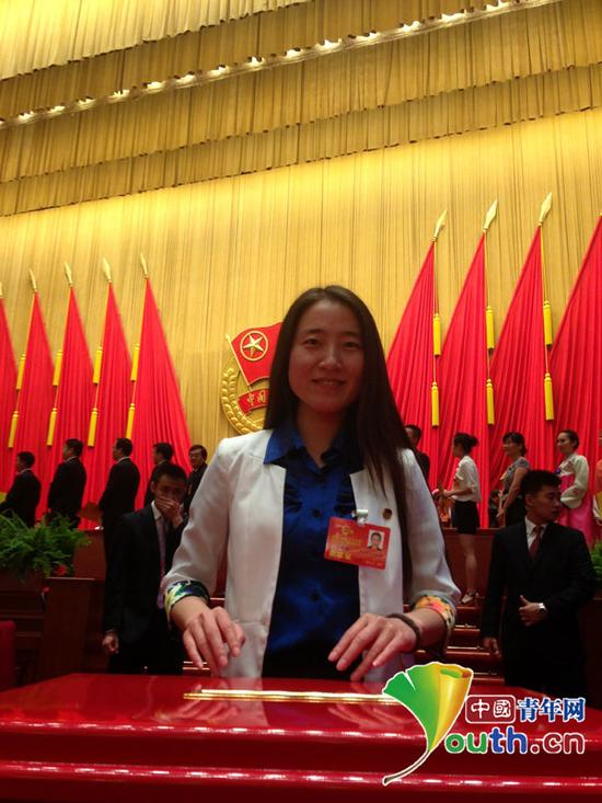 2013年团十七大，王鹏鹏在人民大会堂选举投票。