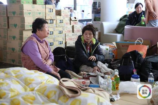 4月16日，在日本熊本县益城町，人们聚集于避难所内。 新华社记者 刘天 摄