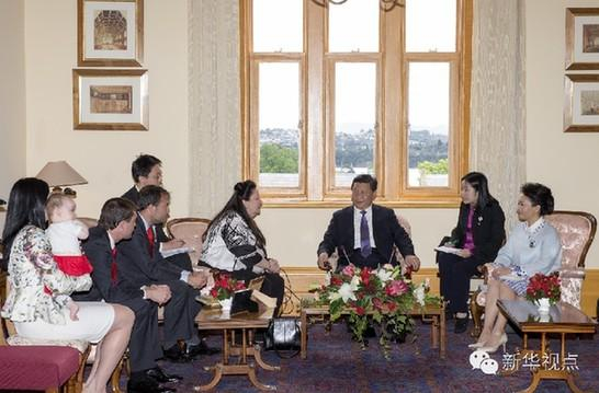 2014年11月18日，习近平在澳大利亚塔斯马尼亚州看望已故前州长培根的家人。新华社记者丁林摄