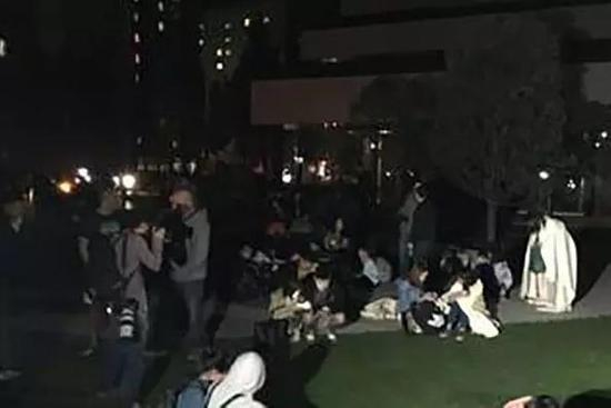 △居民在公园里避难