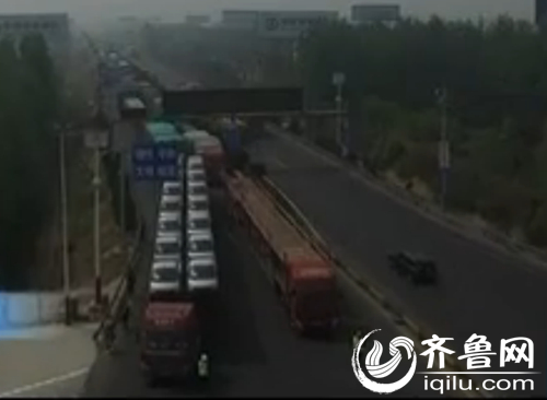 满载小卡车的大货车（视频截图）