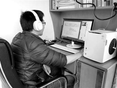 资料图：成都高校英语老师辞职当网络在线教师。
