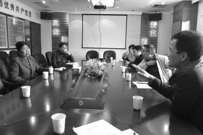 中央信访督查组工作人员与信访人周晓珍（化名）在娄底市国土资源局的一间会议室里详谈。