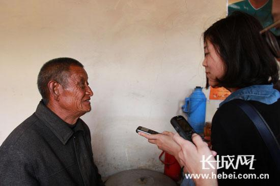 唐荣斌接受媒体记者采访。长城网 赵晓慧 摄