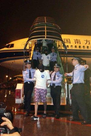 4月30日20时许，97名电信诈骗犯罪嫌疑人被我公安机关从马来西亚押解回广州。广东警方供图