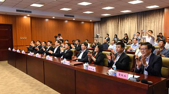 [天津]5月1日零 时，天津市国税局以视频会议形式举行全面推开营改增试点启动暨系统运行测试仪式，新纳入试点企业成功开出营改增第一张增值税专用发票、增值税普通发票、增 值税电子普通发票，全部业务功能通过验证，防伪税控、综合征管和税库银横向联网三大应用系统运行正常。市局党组书记、局长牟信勇宣布天津全面推开营改增试 点顺利启动，新旧税制平稳转换。