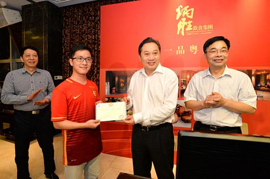 [广东]5月1日凌晨，炳胜饮食集团珠江新城店为前来吃宵夜的顾客开出了广东新纳入营改增试点的首张增值税发票，标志着广东省营改增第一阶段首战告捷。